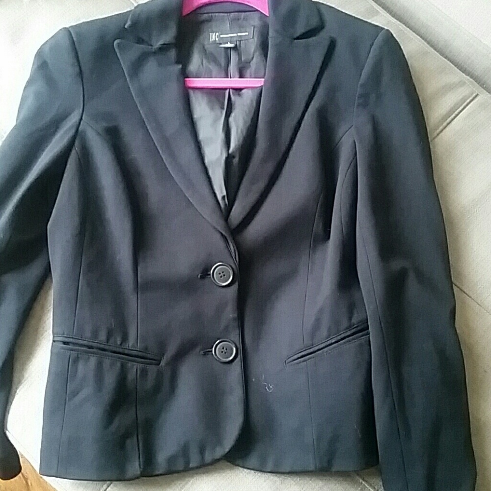 InC black short blazer